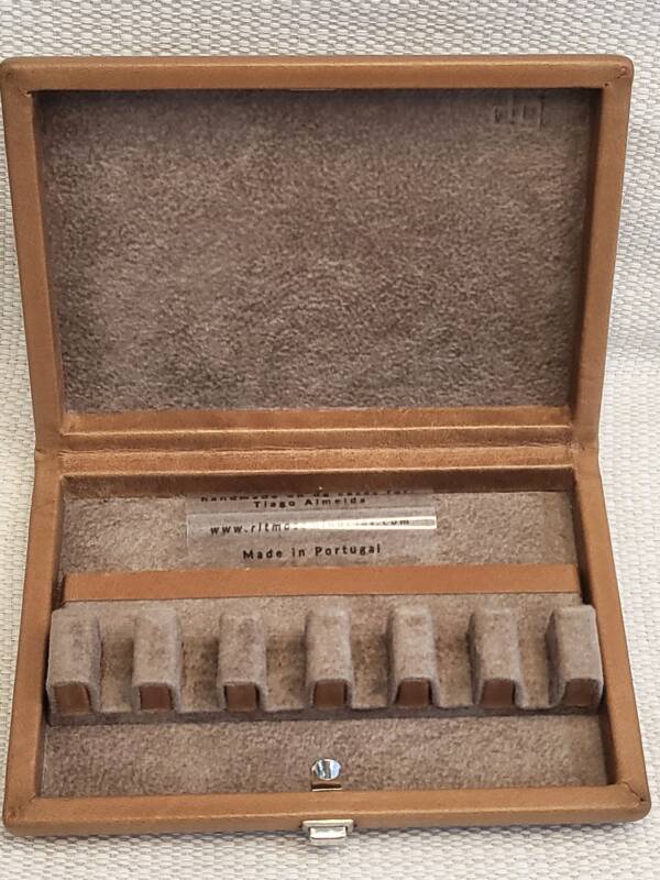 Caixa em pele para 6 palhetas - "DG"